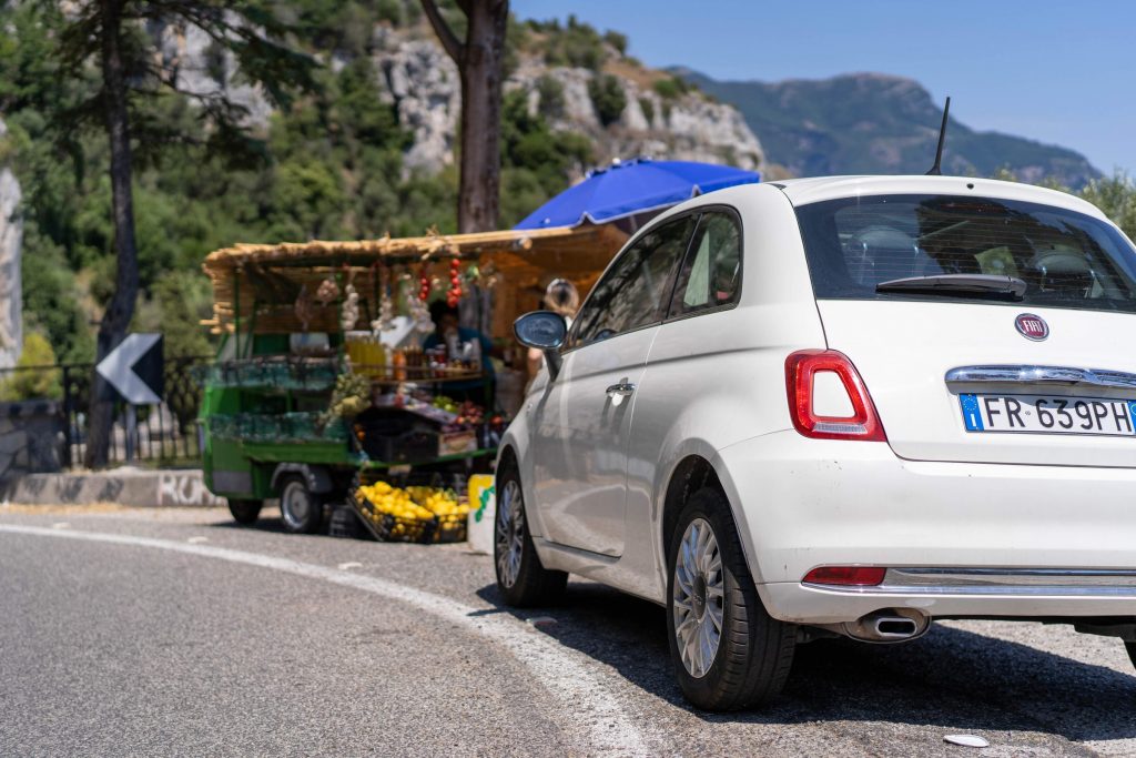 Für die Amalfiküste eignet sich am besten ein kleines Auto, wie zum Beispiel der Fiat 500.