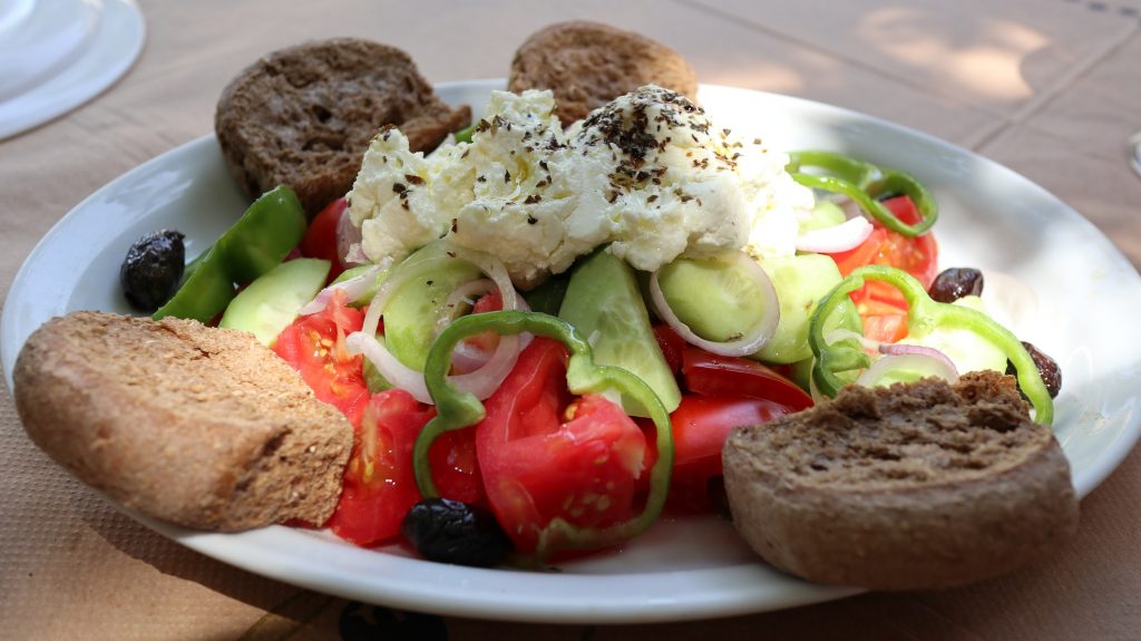 Griechischer Salat mit Dakos